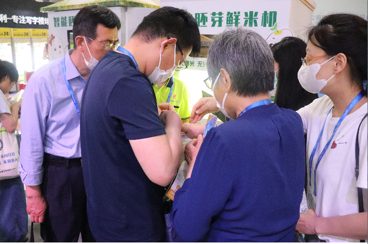 東吉良米倉智能碾米機(jī)
